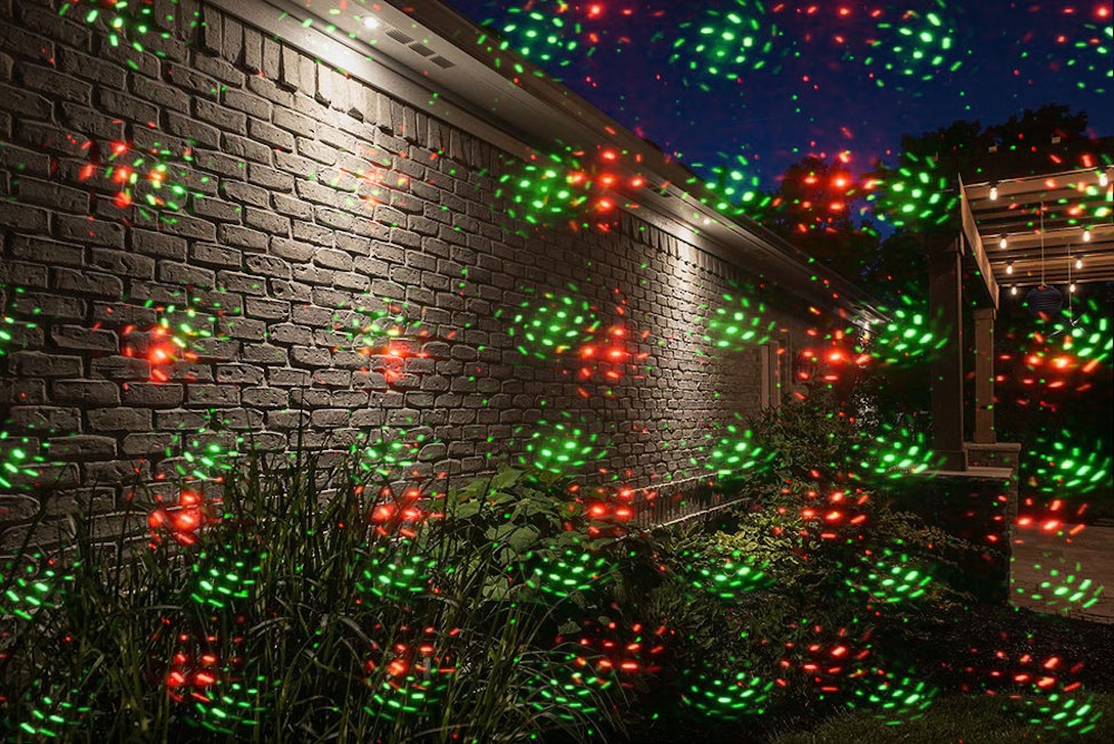 laservalguse projektsioon maja seina aeda