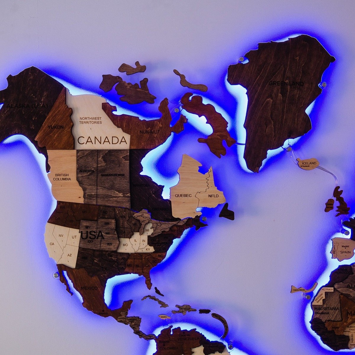taustavalgustusega puidust maailmakaart seinal