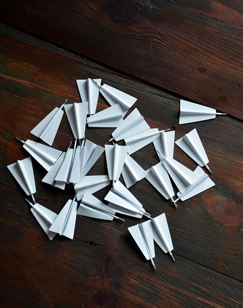 3D puidust kaart seinal surunõeltega lennukid