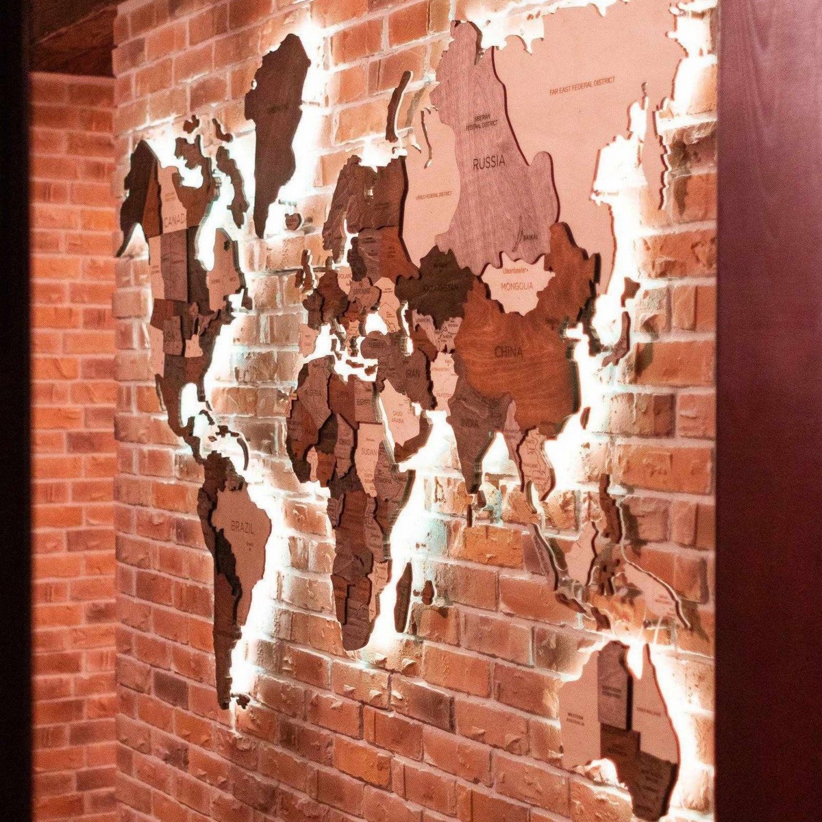 puidust maailmakaardi seinakunst LED valgusega