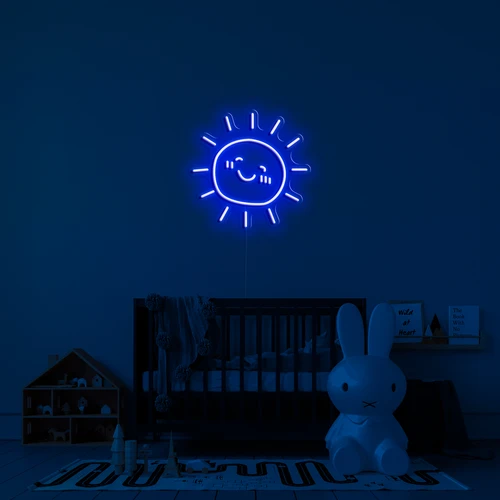 LED valgustusega neoon logo seinal - päikeseline